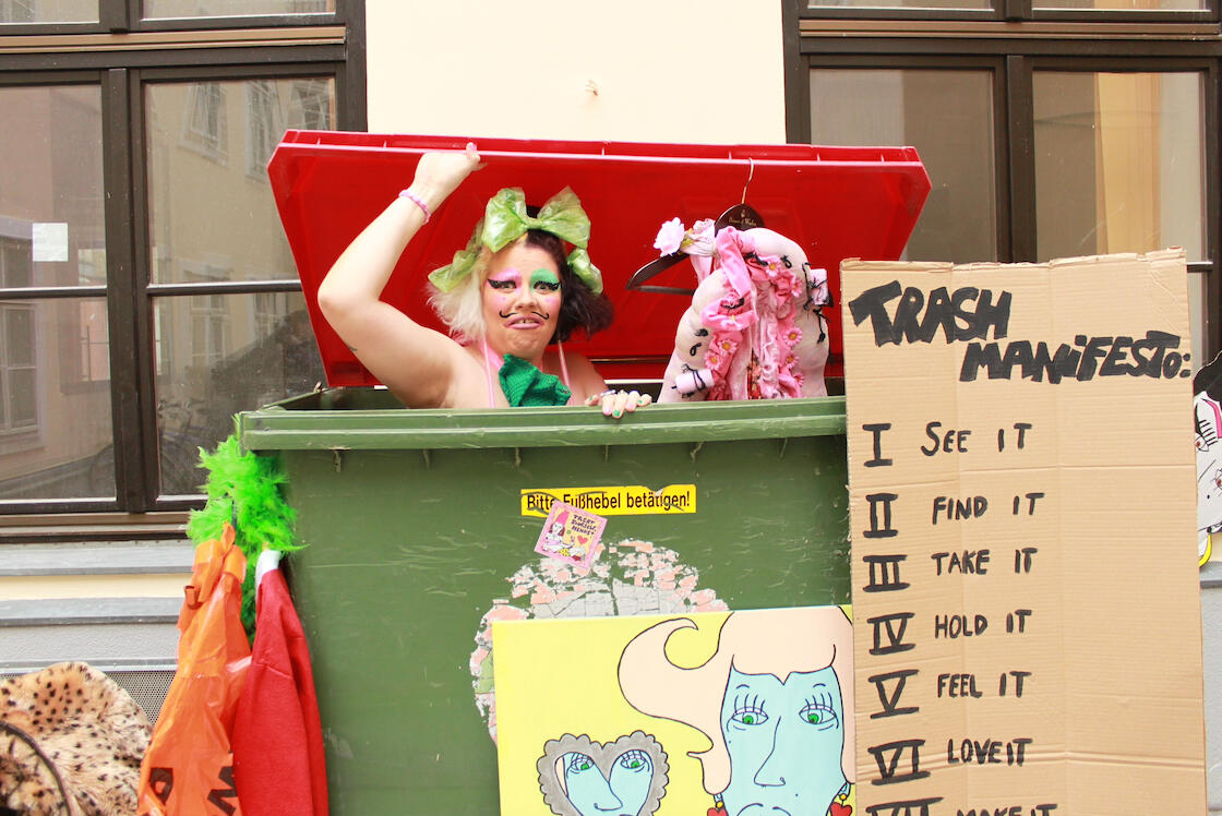the trash manifesto (video below), photo by Sarah Rossmann, 2020
